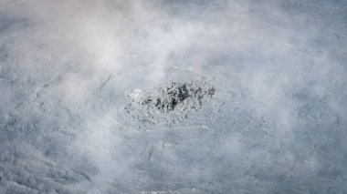 Hver Myvatn jeotermal alanı kaynayan çamur havuzları ve dumanı tüten fümerolleri ile İzlanda