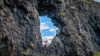 Batı İzlanda 'daki Snaefellsnes yarımadasındaki Djupalonssandur plajındaki volkanik lav kayaları.