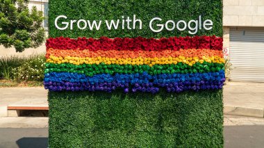 Google fotoğraf kabini Güney Afrika 'da gökkuşağı renkli çiçeklerle gay gururu Johannesburg, Güney Afrika