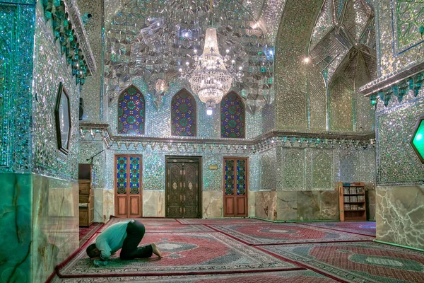 Orang tak dikenal berdoa di dalam Kuil Shah e Cheragh, Shiraz, Iran — Stok Foto