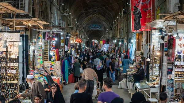 Turisták és helyiek vásárol Bazar Bozorg, más néven a Grand Bazaar, Isfahan, Irán — Stock Fotó