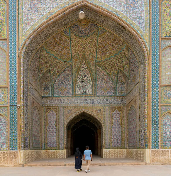 Unidentified couple walking towards the prayer hall of Vakil Mosque, Shiraz, Iran — Stock Photo, Image