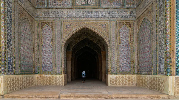 Ismeretlen turista áll a bejáratnál imaterem Vakil Mosque, Shiraz, Irán — Stock Fotó