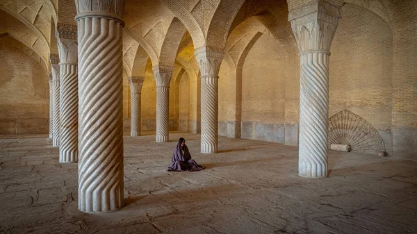 Niña iraní en la sala de oración de la mezquita Vakil con columnas, Shiraz, Irán —  Fotos de Stock