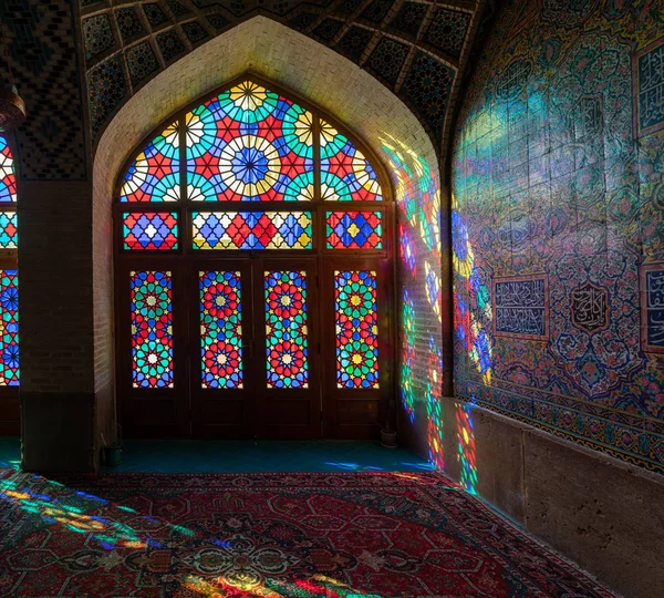 Belső jelenet festett üvegablakokkal a Nasir al-Mulk mecset, Shiraz, Irán — Stock Fotó