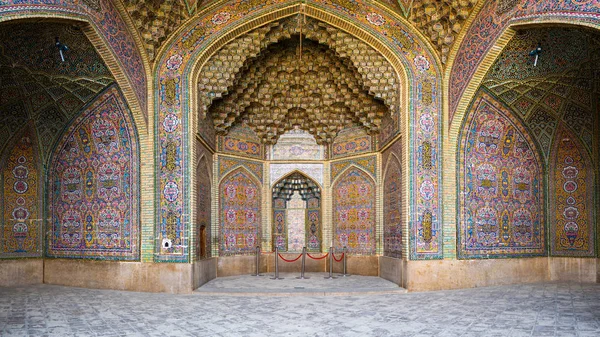 Belső jelenet színes csempékkel és falakkal a Nasir al-Mulk mecset, Shiraz, Irán — Stock Fotó