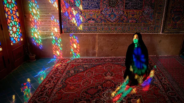 Жінка сидить всередині з вітрами відображення мечеті Насір аль-Мульк, Шираз, Іран — стокове фото
