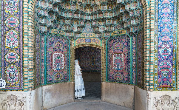 Nő hajlik egy ajtó színes csempe Nasir al-Mulk mecset, Shiraz, Irán — Stock Fotó