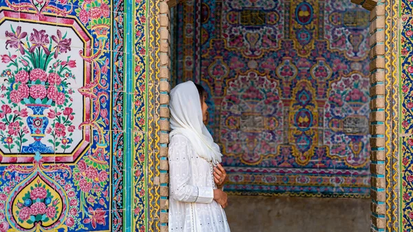 Nő támaszkodik a falra színes csempe Nasir al-Mulk mecset, Shiraz, Irán — Stock Fotó