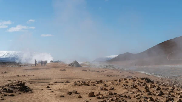 Pessoas não identificadas em Hverir Myvatn área geotérmica com lama fervente e fumarolas fumarolas, Islândia — Fotografia de Stock