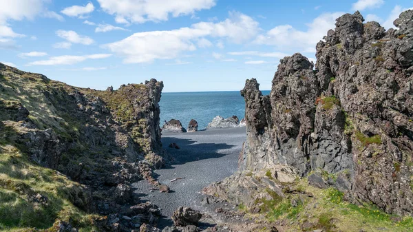 Vulkanische Lavagesteine am Strand von djupalonssandur auf der Halbinsel snaefellsnes in Westisland — Stockfoto