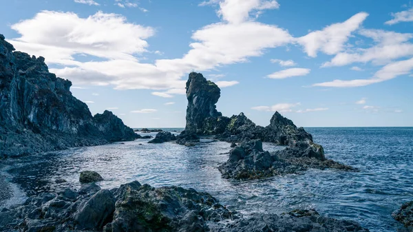 Rocas volcánicas de lava en la playa de Djupalonssandur en la península de Snaefellsnes en Islandia Occidental —  Fotos de Stock
