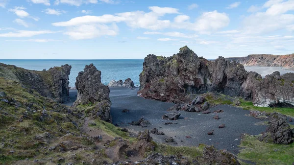 Vulkanische Lavagesteine am Strand von djupalonssandur auf der Halbinsel snaefellsnes in Westisland — Stockfoto