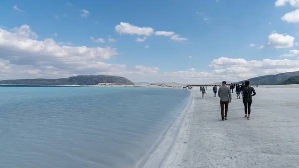 Turistas caminando en la playa del Lago Salda, Burdur, Turquía — Foto de Stock