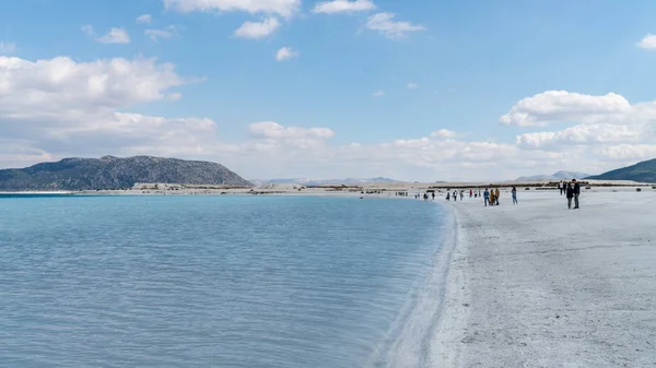 Turistas caminando en la playa del Lago Salda, Burdur, Turquía — Foto de Stock