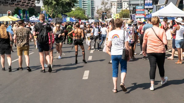 Άγνωστη γυναίκα που περπατάει στο Αφρικάνικο Γιοχάνεσμπουργκ Gay Pride March με ένα μπλουζάκι που λέει Περήφανη Μαμά — Φωτογραφία Αρχείου