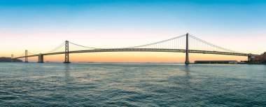 San Francisco Körfezi köprüsünün günbatımında panoramik görüntüsü, Kaliforniya, ABD