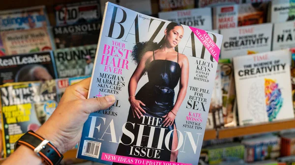 Elinde Alicia Keys 'in kapağında olduğu Harper' s Bazaar dergisinin bir kopyası var.
