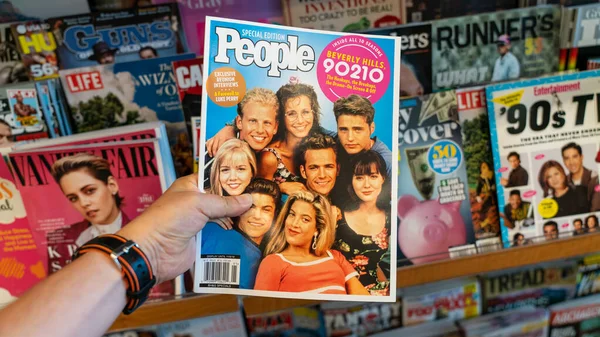 Ruka drží kopii časopisu People s Beverly Hills 9010 Televizní série na obálce — Stock fotografie