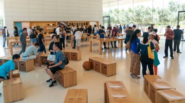 Cupertino 'daki Apple Store' daki bir grup insan, Apple genel merkezi yakınlarında, Usa