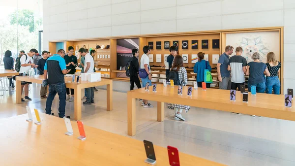 Cupertino 'daki Apple Store' daki bir grup insan, Apple genel merkezi yakınlarında, Usa