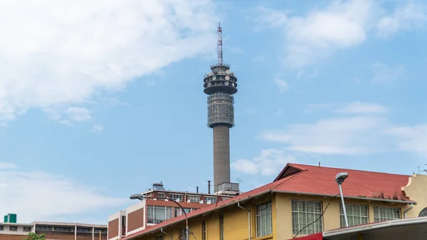 Hillbrow Tv Tower πάνω από το κέντρο του Γιοχάνεσμπουργκ, Νότια Αφρική — Φωτογραφία Αρχείου