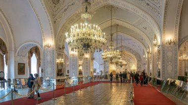 İran 'ın başkenti Tahran' da Talar-e Salam veya Resepsiyon Salam 'ı ziyaret eden turistler
