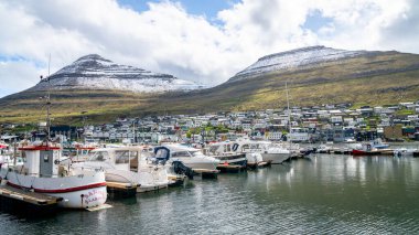 Faroe Adaları 'nın ikinci büyük kasabası Klaksvik' te bir limanda tekneler.