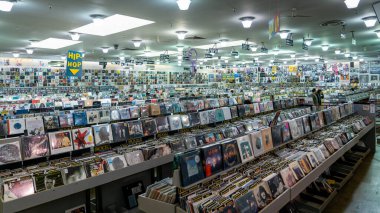 San Francisco, Usa 'da içinde vinil plaklar bulunan eski tarz kutuların olduğu bir müzik mağazası.