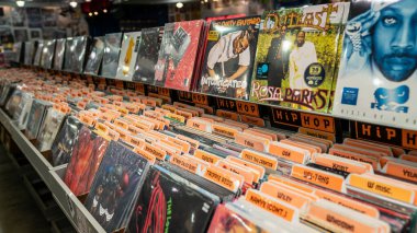 San Francisco, Usa 'da içinde vinil plaklar bulunan eski tarz kutuların olduğu bir müzik mağazası.