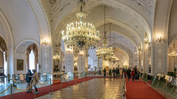 A Talar-e Salamot vagy a Golesztán palota recepcióját látogató turisták, Teherán, Irán — Stock Fotó