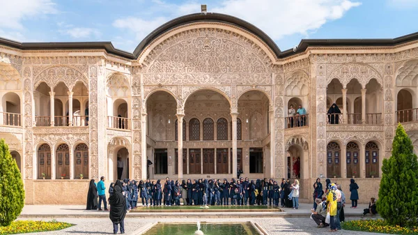 Estudantes iranianos visitam Tabatabaei Natanzi Khaneh Historical House em Kashan, Irão — Fotografia de Stock