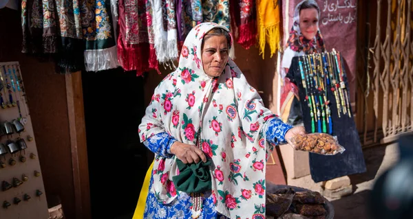 Γυναίκα με παραδοσιακή Abyaneh Περσίδα αεροσυνοδός που πουλάει ιρανικό φαγητό στο Abyahen, Ιράν — Φωτογραφία Αρχείου