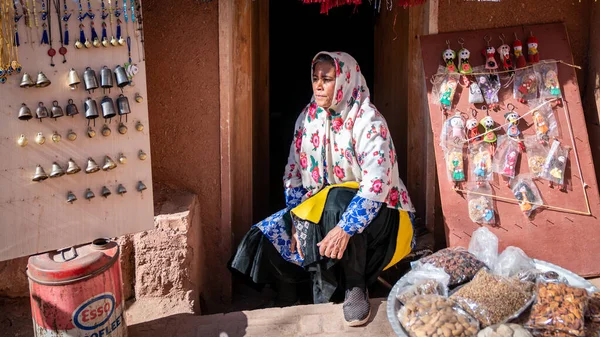 Mujer con la tradicional Abyaneh Persa vendiendo comida y artesanía iraní en Abyahen, Irán —  Fotos de Stock