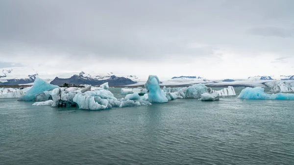 Pohled na ledovce v Jokulsarlonské ledovcové laguně tvořené tavícím ledem, Island — Stock fotografie