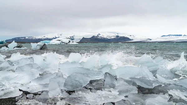 Blick auf Eisberge in der mit schmelzendem Eis gebildeten Gletscherlagune jokulsarlon, Island — Stockfoto