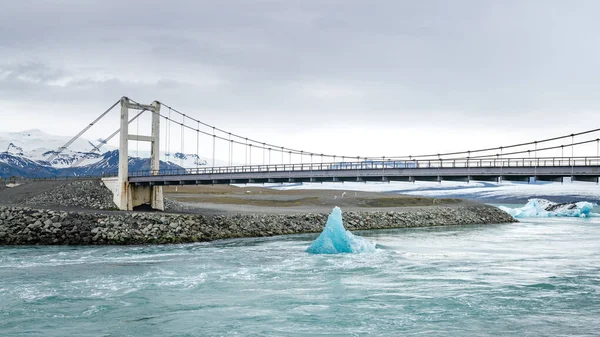 Een groot smeltend ijsblok drijvend naar de oceaan in Jokulsarlon gletsjerlagune, IJsland — Stockfoto