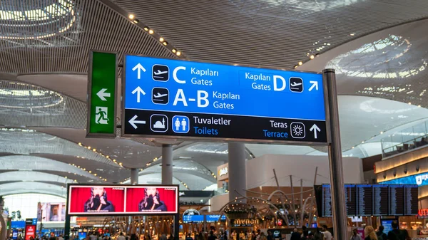 Interior scene with a signage showing the flight gates in New Istanbul Airport, Istanbul, Turkey — Stock Photo, Image