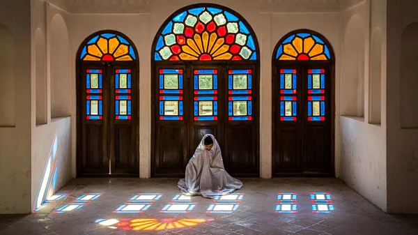 Iráni nő Chadorban hidzsáb imádkozik belül Tabatabaei Natanzi Khaneh Történelmi Ház Kashan, Irán — Stock Fotó