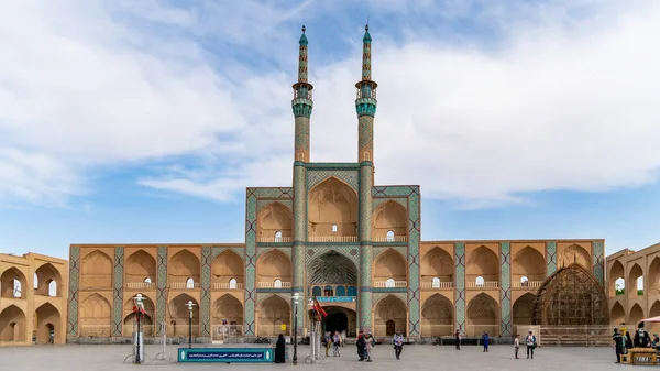 Local people and tourists around the gate and minarets of Jameh Mosque of Yazd, Iran — Stock Photo, Image