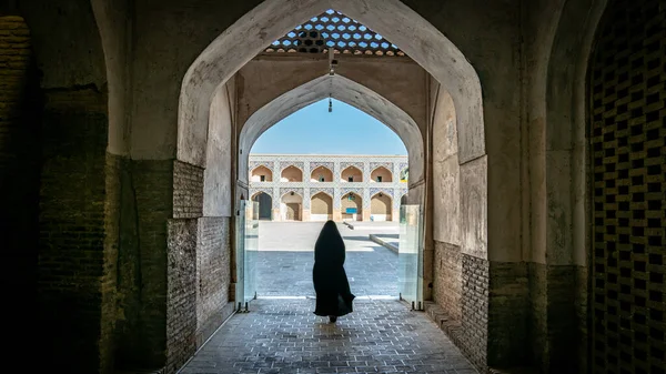 Azonosítatlan nő hidzsábban, aki az iráni Jameh mecset udvara felé sétál. — Stock Fotó