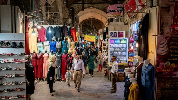 Turisták és helyiek vásárol Bazar Bozorg, más néven a Grand Bazaar, Isfahan, Irán — Stock Fotó