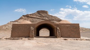 İran Yazd şehrindeki Zoroastrian Harabeleri Dakhmeh Sessizlik Kuleleri