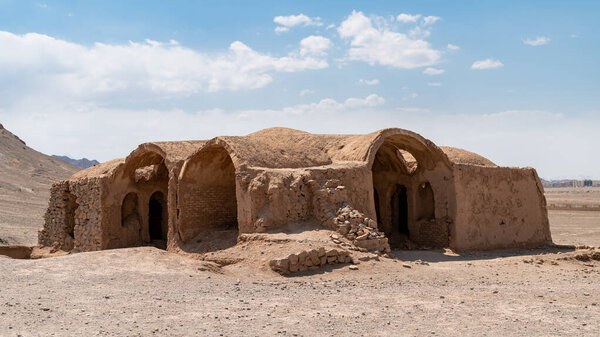 Руины зороастрийцев Дахме Башни молчания в городе Язд, Иран
