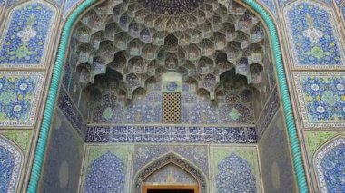 İsfahan, İran - Mayıs 2019: Şeyh Lotfollah Camii 'ne İsfahan Naqsh-e Cihan Meydanı' nda duvarları olan giriş