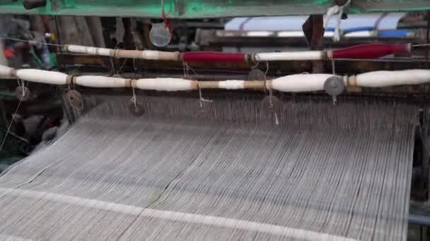 Tkalcovský stroj pro tkaní domácností, používaný pro tkaní perských koberců v Yazdu, Írán