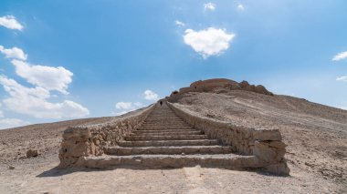 İran Yazd şehrindeki Zoroastrian Harabeleri Dakhmeh Sessizlik Kuleleri