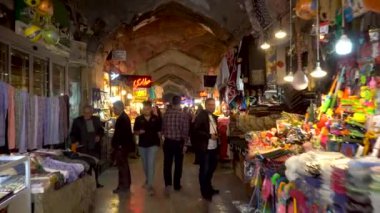 İsfahan, İran - Mayıs 2019: Turistler ve yerel halk tarihi bir pazar olan Bazar Bozorg 'da alışveriş yapıyorlar