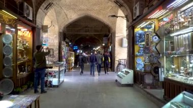 İsfahan, İran - Mayıs 2019: Turistler ve yerel halk tarihi bir pazar olan Bazar Bozorg 'da alışveriş yapıyorlar