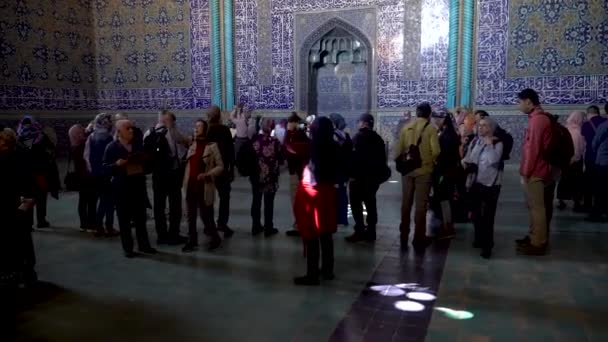 Isfahan Iran May 2019 Туристи Всередині Мечеті Шейх Лотфолла Оглядають — стокове відео